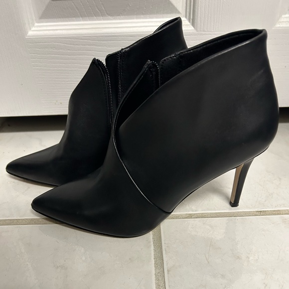 LIKE NEW JESSICA SIMPSON BOOTIES -SIZE 8 - Picture 2 of 3